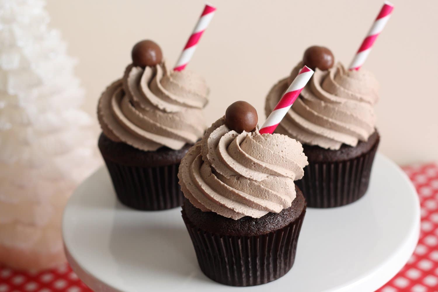 http://ejerciciosencasa.es/wp-content/uploads/2014/04/Chocolate-Malt-Cupcakes-3.jpg